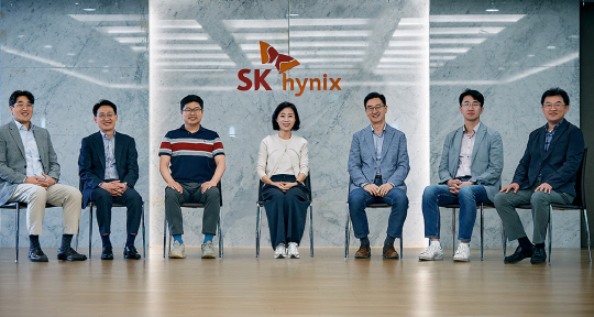 권언오(왼쪽부터) 부사장, 김기태 부사장, 이동훈 부사장, 오해순 부사장, 길덕신 부사장, 손호영 부사장, 이재연 부사장 등 SK하이닉스 신임 임원들이 좌담회에 참석해 기념사진을 촬영하고 있다. [SK하이닉스 제공]